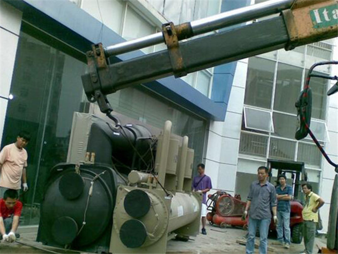 武穴市随车吊和汽车吊的核心区别是什么？哪种更省钱？